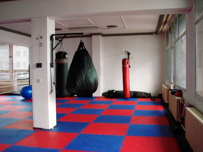 Boxovací pytle v tělocvičně